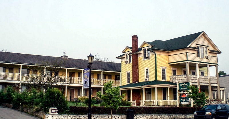 Colonial House Inn (Colonial House and Motel) - From Web Listing (newer photo)